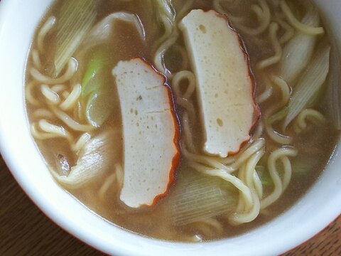 ネギとかまぼこの沖縄そば風